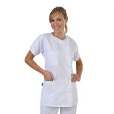 Tunique médecin à manches courtes – Confort et hygiène professionnelle Cette tunique médicale à manches courtes en tissu respirant et résistant offre liberté de mouvement et protection pour le personnel soignant. Idéale pour un usage hospitalier ou clinique, elle garantit confort, sécurité et praticité en environnement médical.